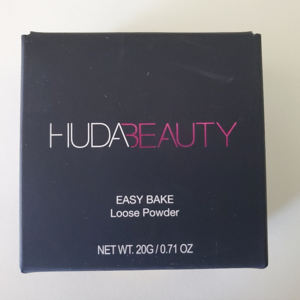 HUDA BEAUTY Easy Bake Loose Powder